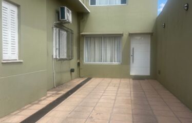 Casa y Duplex en calle J. Piñeiro 70