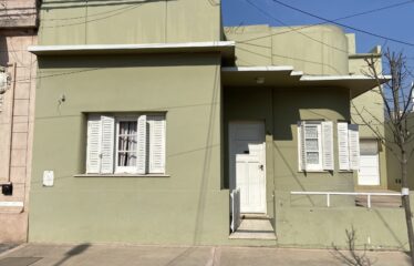 Casa y Duplex en calle J. Piñeiro 70